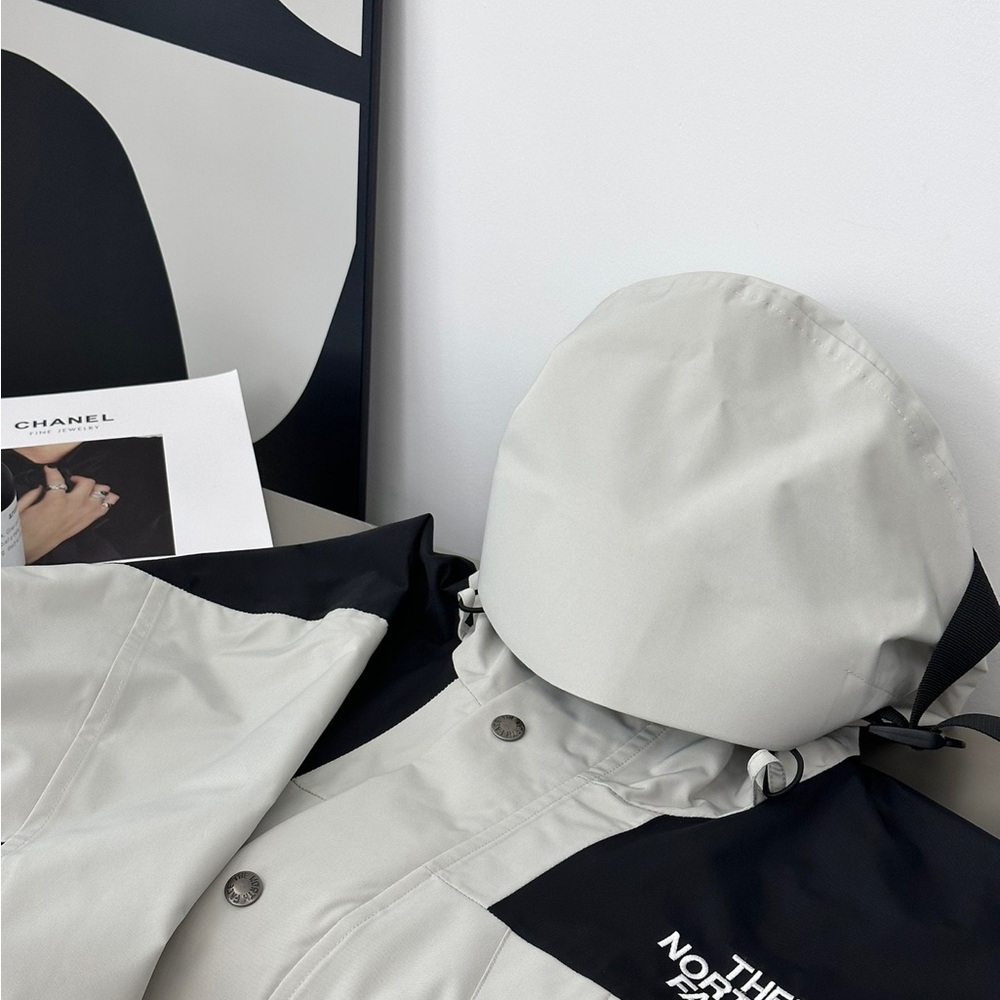 Unisex The North Face Light Grey & Black GORE-TEX Waterproof Hooded Jacket - Picture 3 of 6